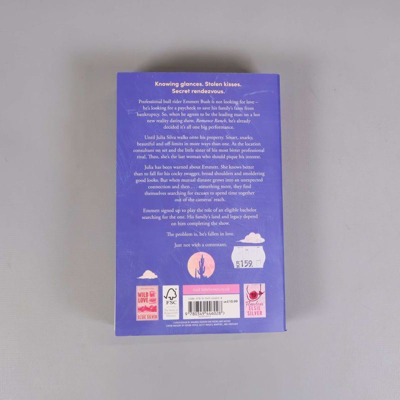 Baksidan av boken Fever Dream med beskrivning och prisetikett