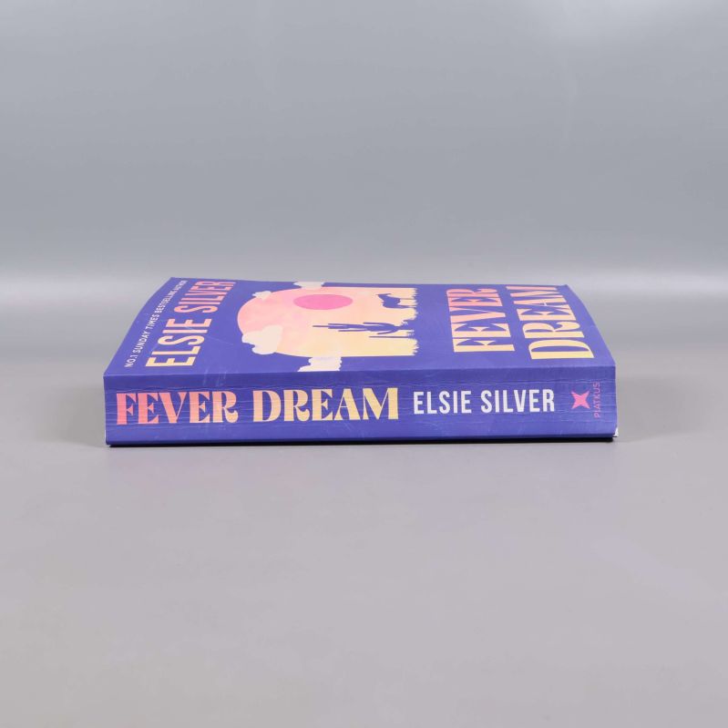 Ryggen av boken Fever Dream av Elsie Silver i liggande läge