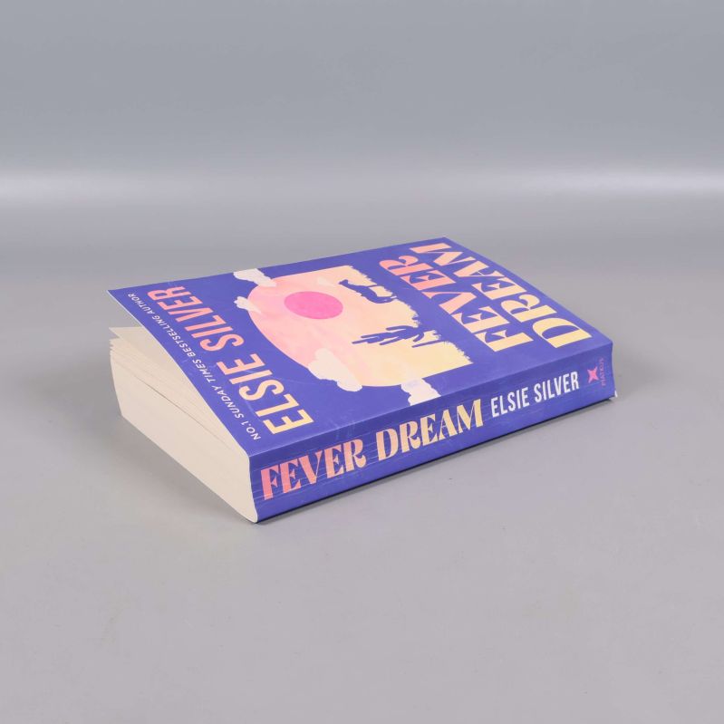 Fever Dream liggande på sidan visande bokens tjocklek och omslag