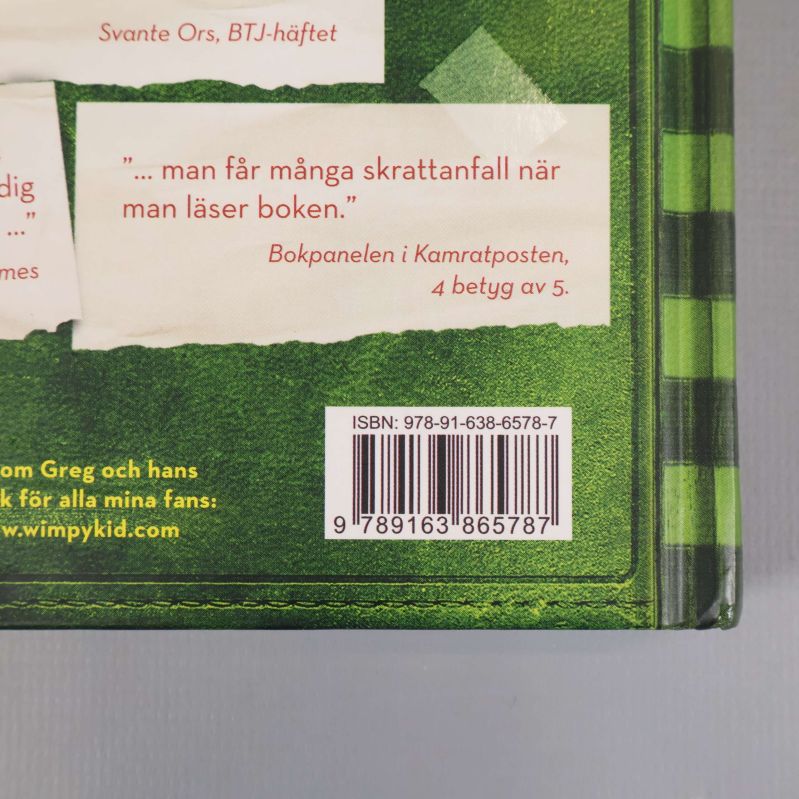 Närbild på bokens baksida med ISBN-nummer och streckkod