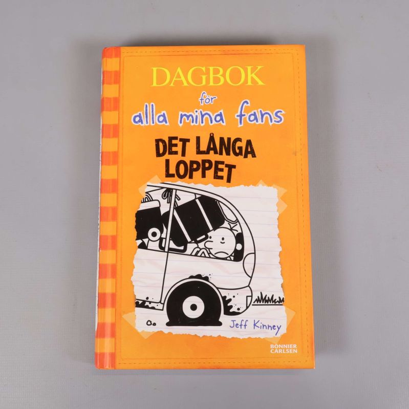 Framsida på Dagbok för alla mina fans: Det långa loppet av Jeff Kinney med illustration av en bil och orange omslag