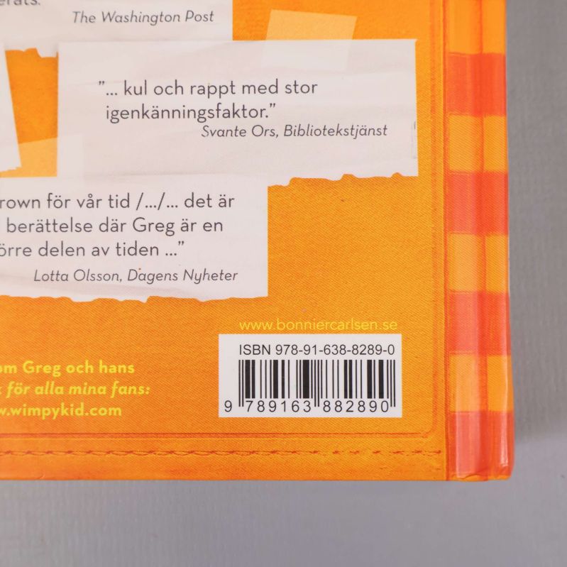 Närbild på ISBN-nummer 978-91-638-8289-0 på baksidan av boken