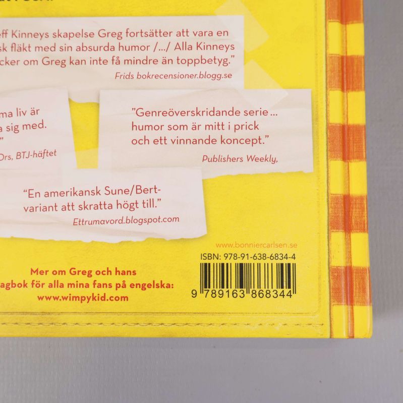 Närbild på bokens baksida med fokus på ISBN 978-91-638-6834-4