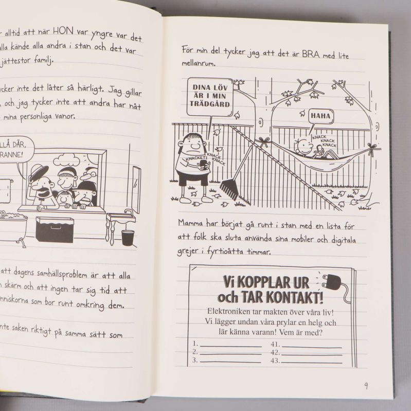 Uppslag med svartvita illustrationer och handskriven text från inlagan