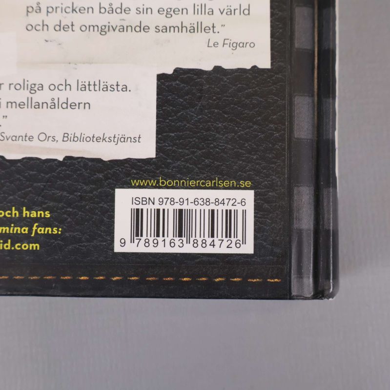Närbild på bokbaksida med streckkod och ISBN-nummer