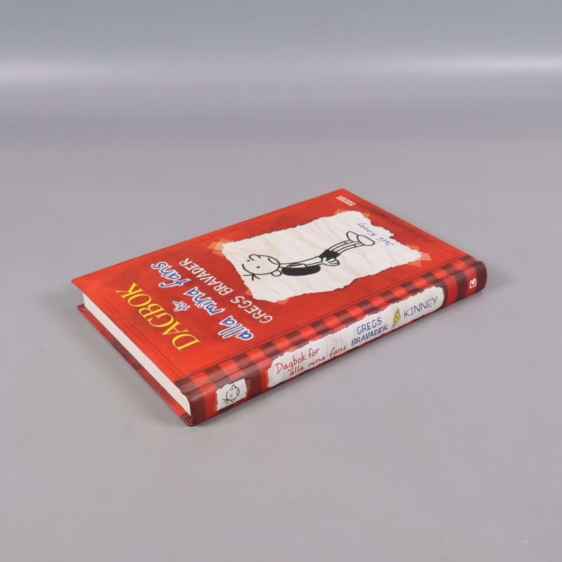 Boken Dagbok för alla mina fans Gregs bravader visad snett ovanifrån