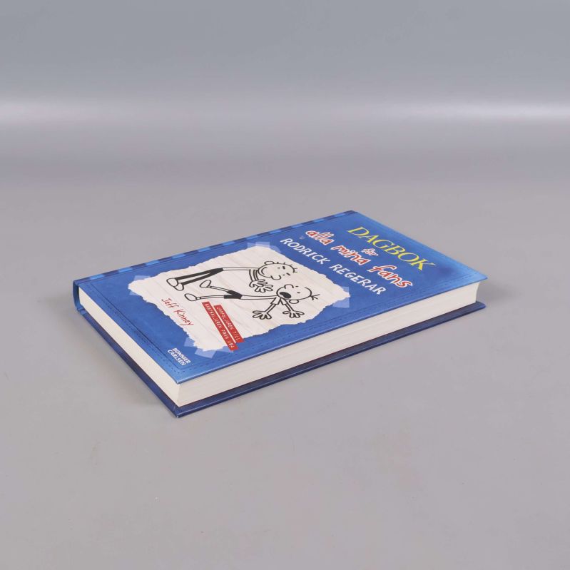 Boken Dagbok för alla mina fans: Rodrick regerar liggande med blå pärm