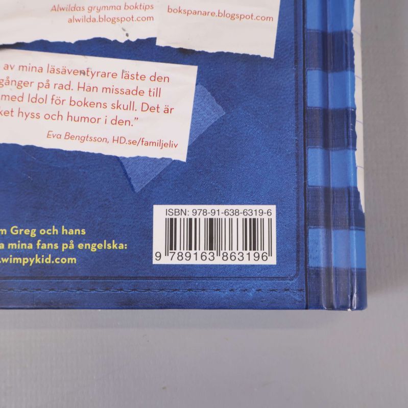 Närbild på baksidan med synligt ISBN-nummer
