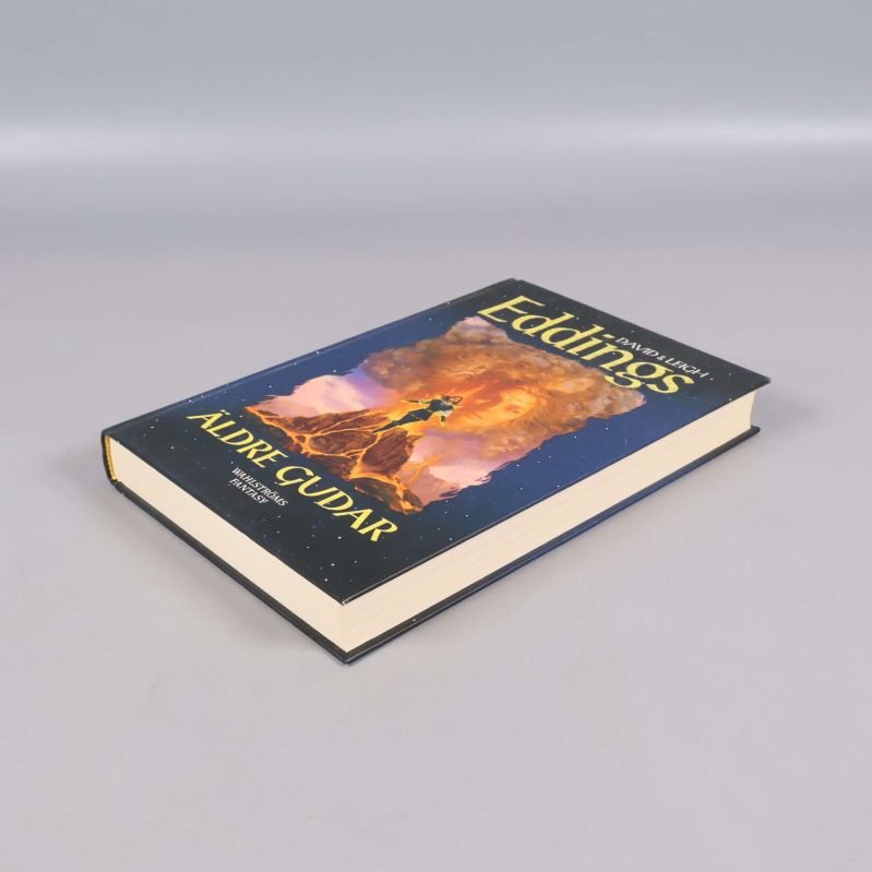 Skråvy på boken Äldre gudar, framsidan synlig