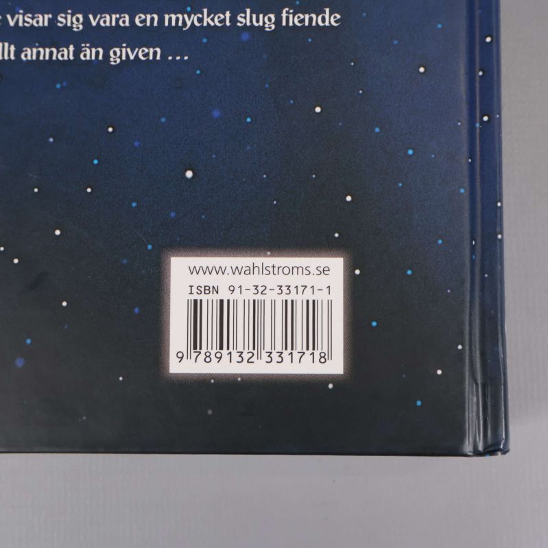 ISBN-etikett på baksidan av Äldre gudar, visar streckkod och nummer