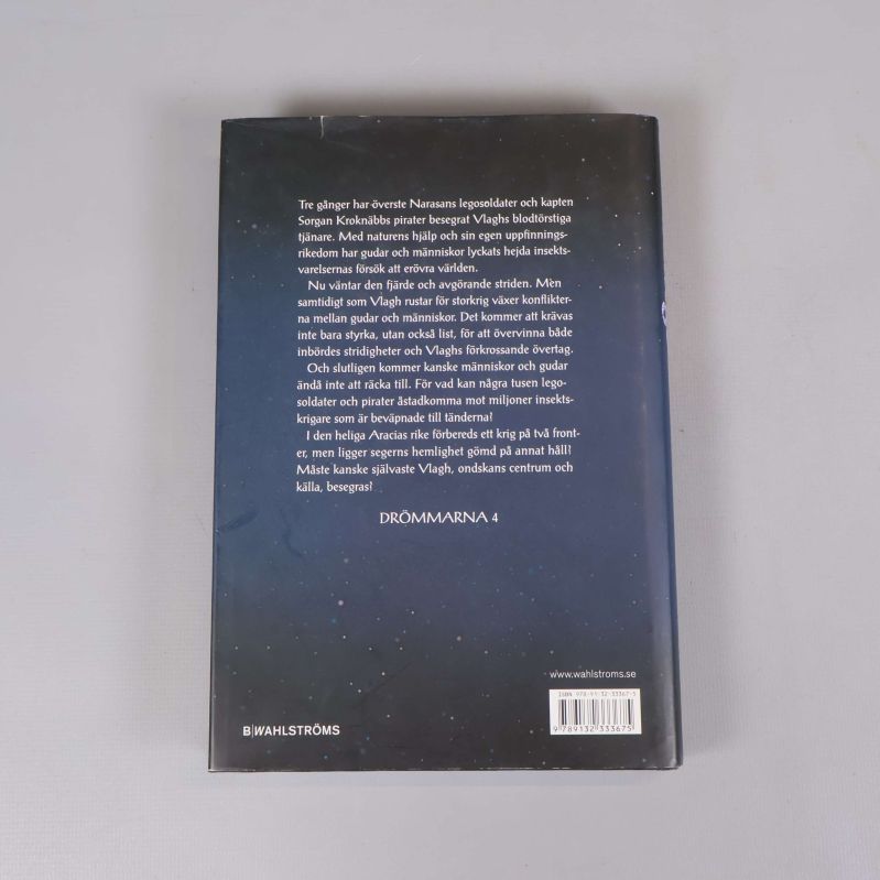 Baksida av boken Yngre gudar med beskrivande text och ISBN-nummer