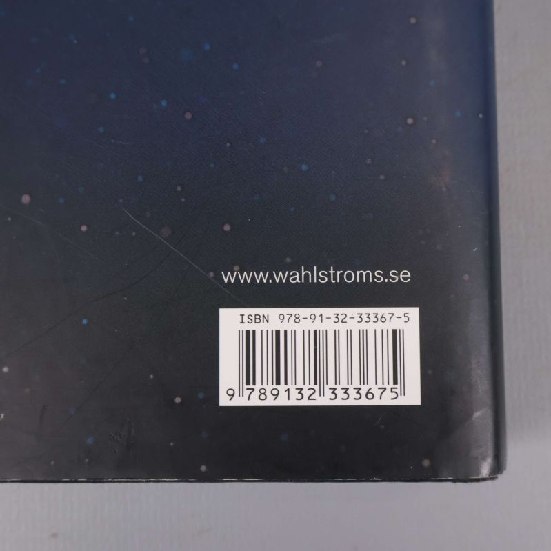 Närbild på baksidans ISBN-kod: 978-91-32-33367-5 på Yngre gudar