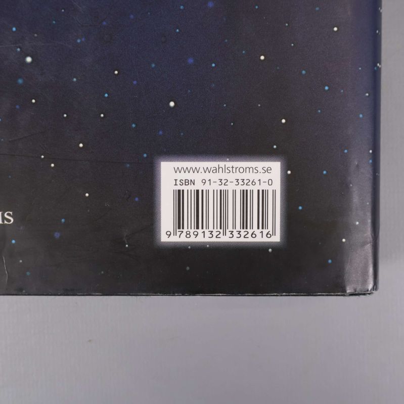 Närbild på baksidan av Kristallklyftan med ISBN och streckkod