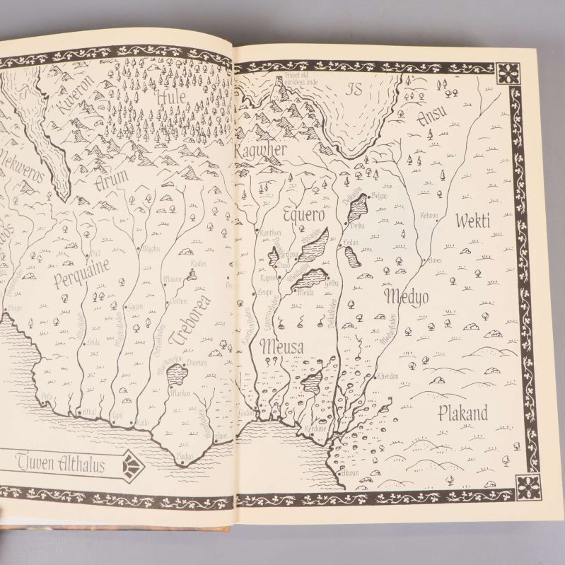 Kartillustration över fantasymiljö från insidan av Tjuven Althalus-bok