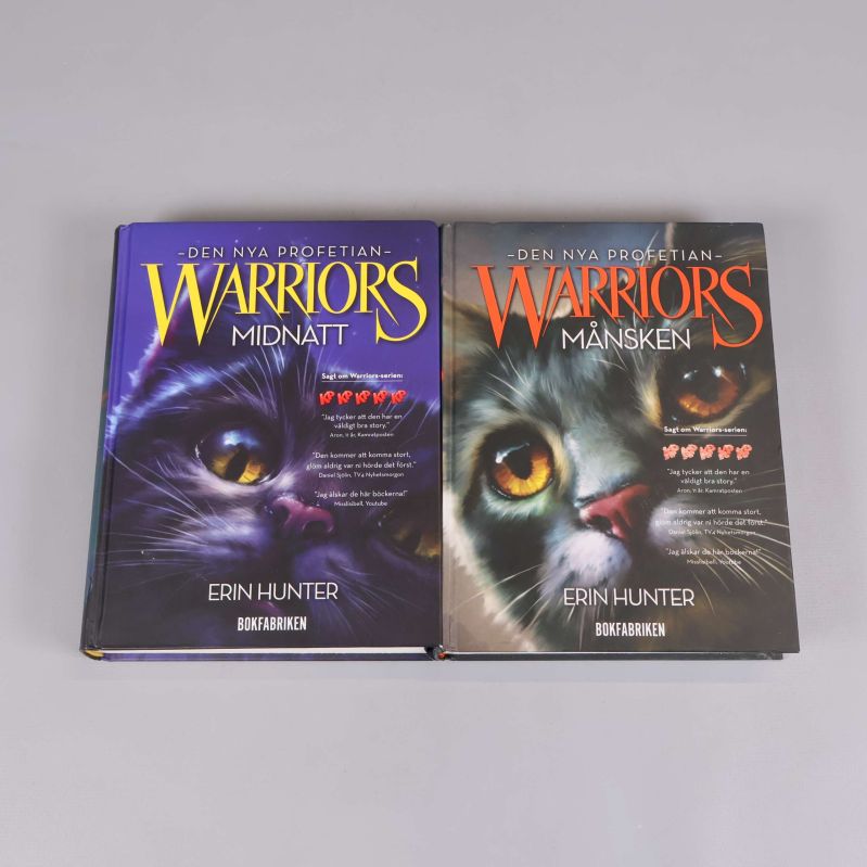 Två böcker i Warriors-serien Midnatt och Månsken liggande sida vid sida