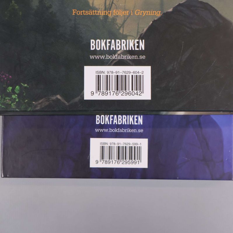 Närbild på baksidor med streckkoder och ISBN för båda Warriors-böckerna