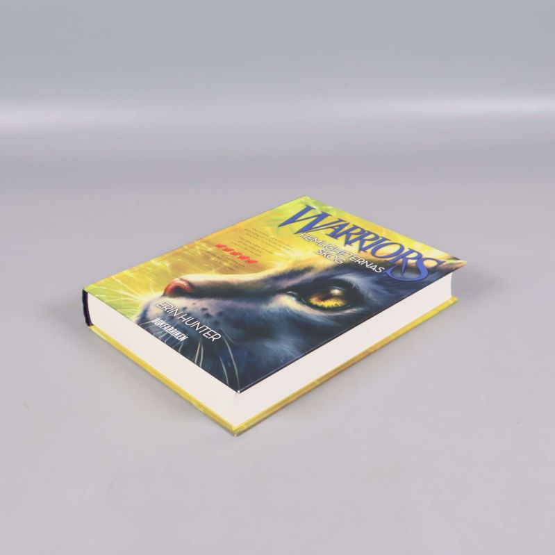 Boken Warriors Hemligheternas skog sedd snett framifrån med tjocklek synlig