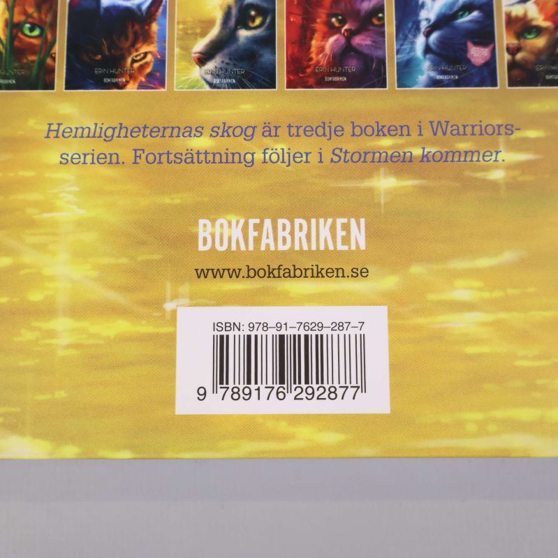 Närbild på baksidan av boken med ISBN och text om bokserien