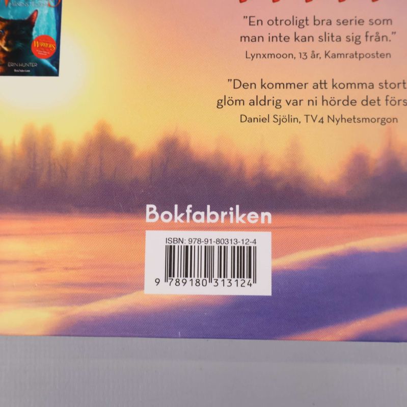 Närbild på ISBN och streckkod på baksidan