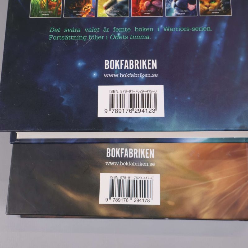 Närbild på ISBN-etiketter på baksidor av båda Warriors-böcker