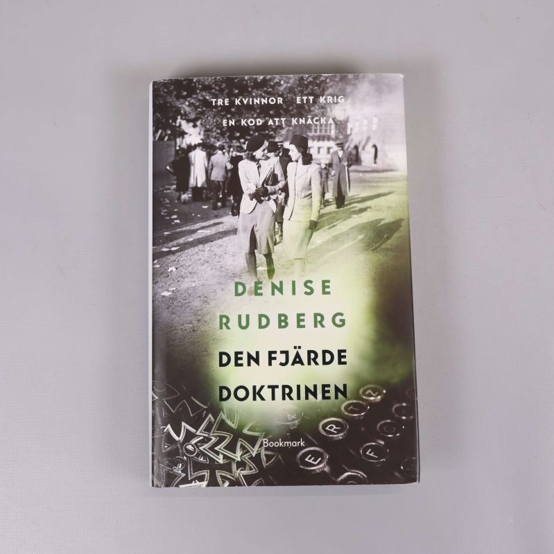 Framsidan på boken Den fjärde doktrinen med två kvinnor promenerande