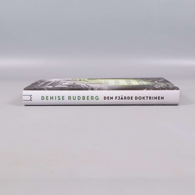 Boken Den fjärde doktrinen liggande med rygg synlig