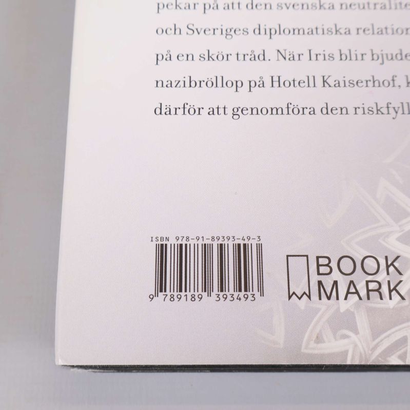 Närbild på baksidan där ISBN-nummer och bokförlag visas tydligt