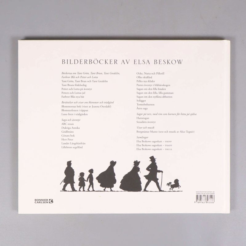 Baksidan av boken Hattstugan med lista på andra barnböcker av Elsa Beskow