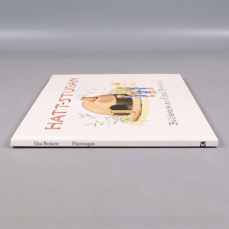 Boken Hattstugan liggande, visar ryggen och omslaget