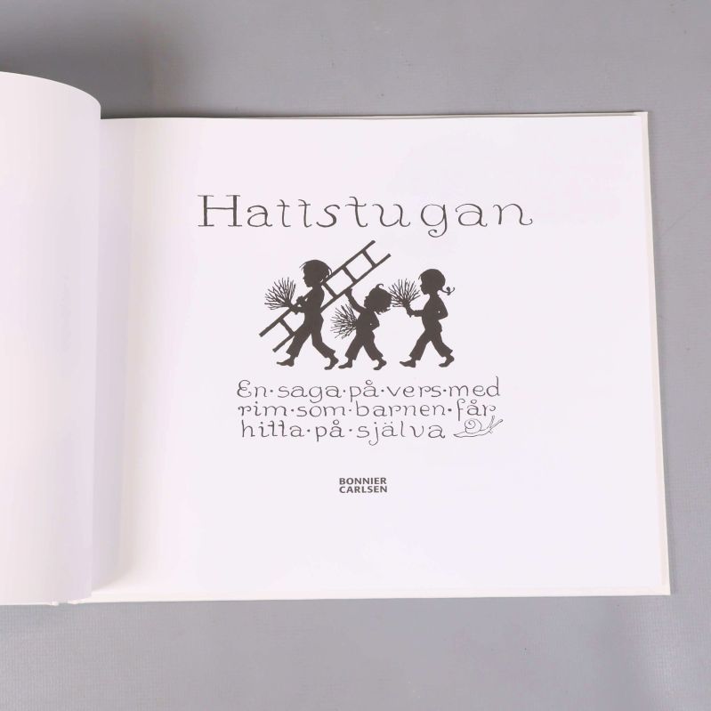 Titelsida i boken Hattstugan med siluetter av barn