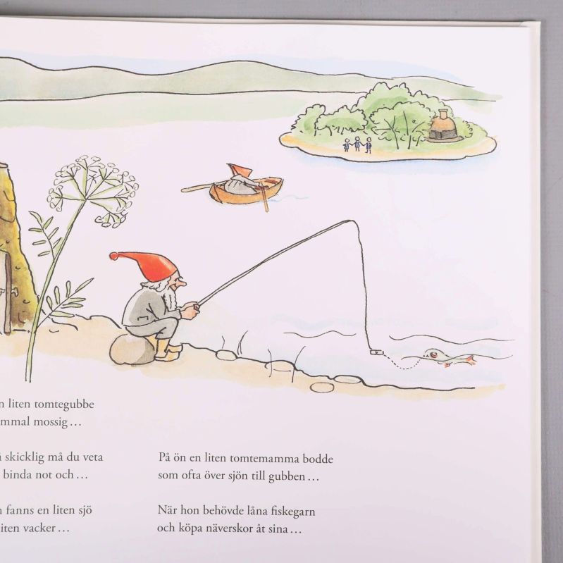 Illustration av tomte som fiskar samt barn i boken Hattstugan