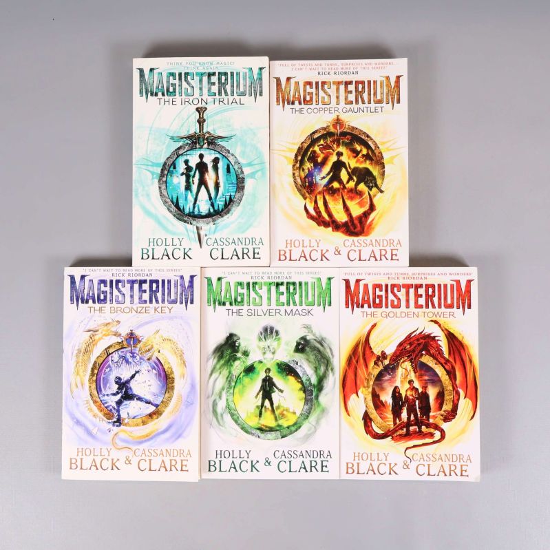 Fem böcker ur Magisterium-serien av Holly Black och Cassandra Clare med färgglada omslag