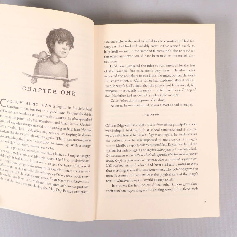 Uppslag från första kapitlet i en Magisterium-bok med illustration och text
