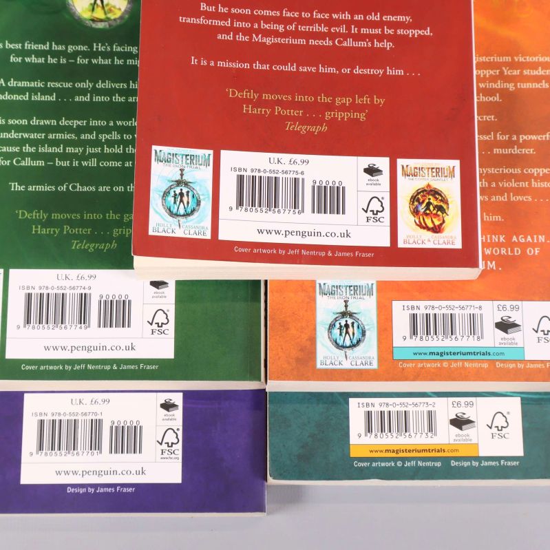 Närbild på baksidor av Magisterium-böcker med tydliga ISBN-nummer