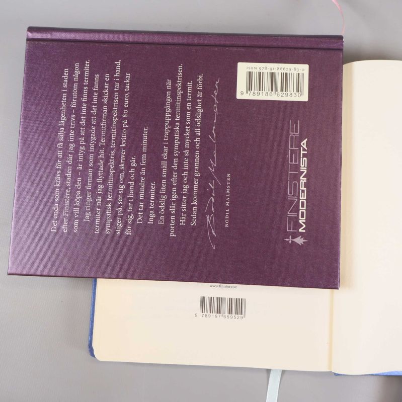 Två baksidor av böcker, synliga ISBN-nummer och logotyper