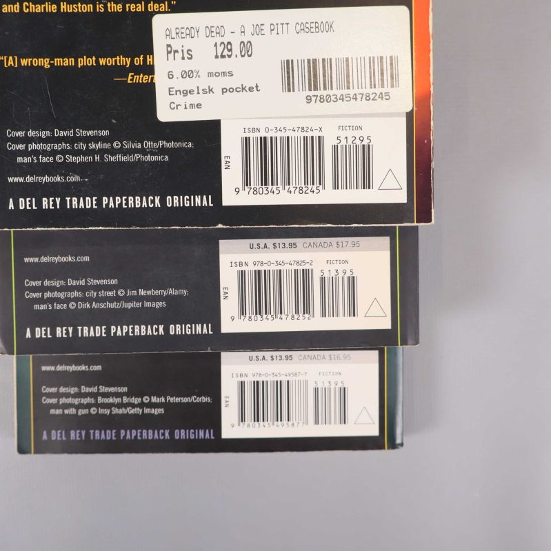 Närbild på baksidor med synliga ISBN och streckkoder