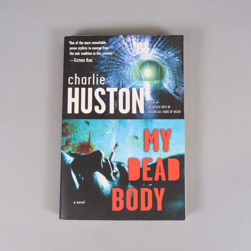 Framsidan på boken My dead body av Charlie Huston med färgstarkt omslag
