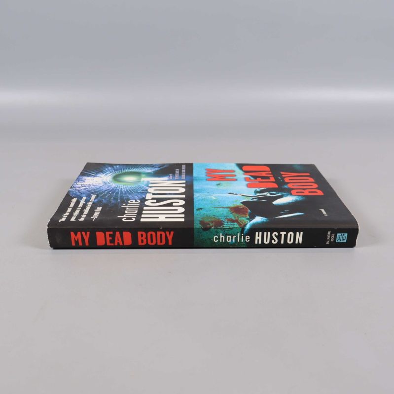 Boken My dead body sedd från sidan med ryggen synlig