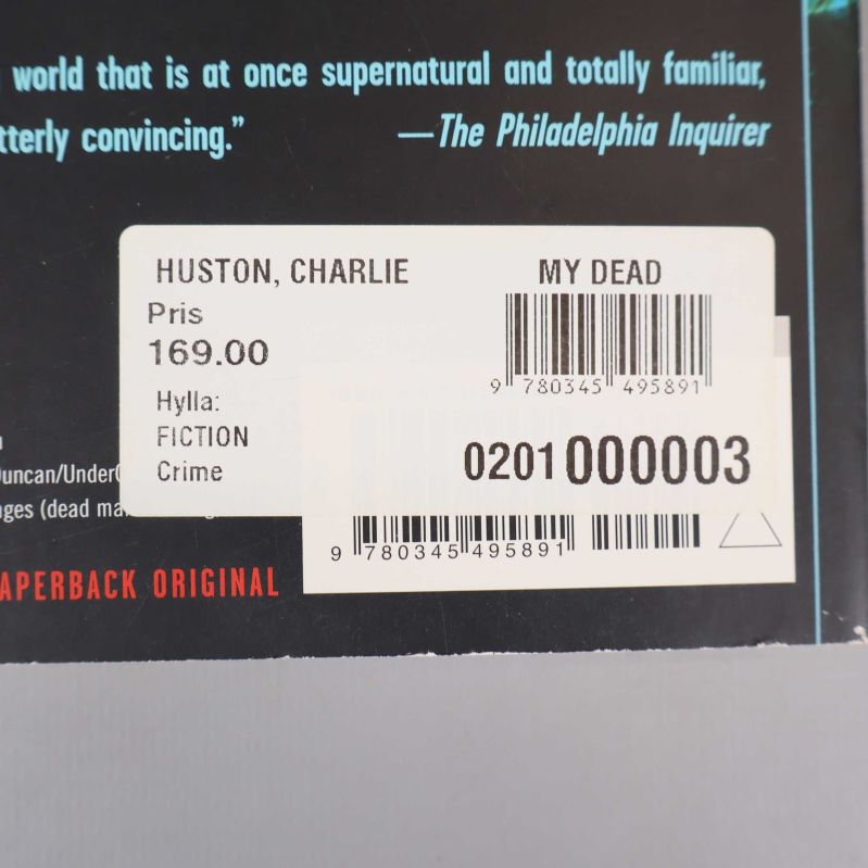 Närbild på prisetikett och streckkod med ISBN på bokens baksida