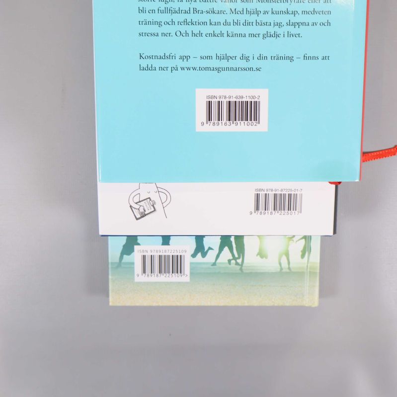 Nedre del av böckernas baksidor med tre tydliga ISBN och streckkoder