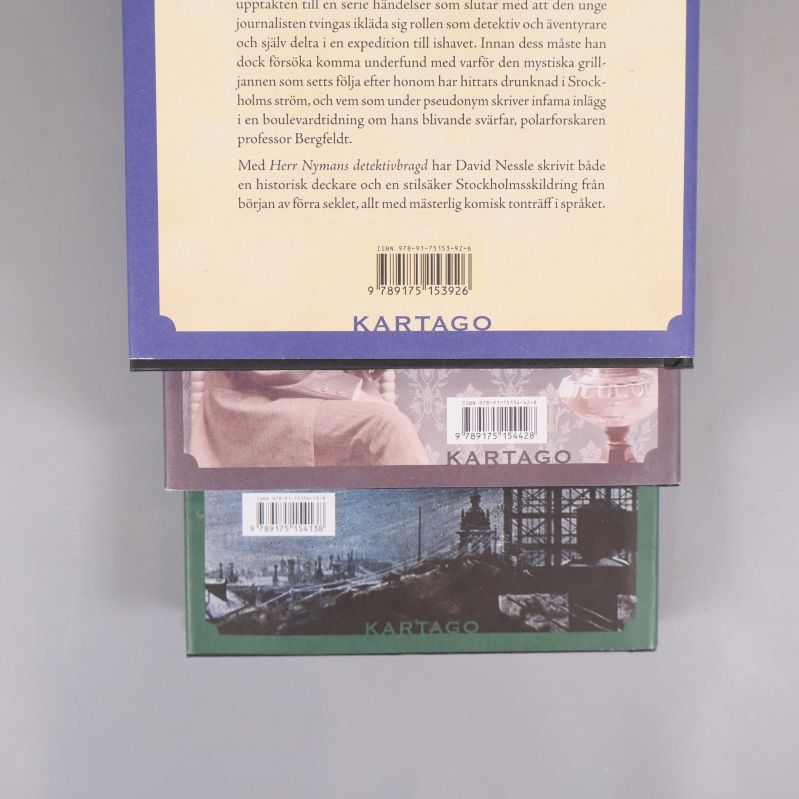 Närbild på ISBN-nummer tillhörande alla tre Herr Nyman-böcker