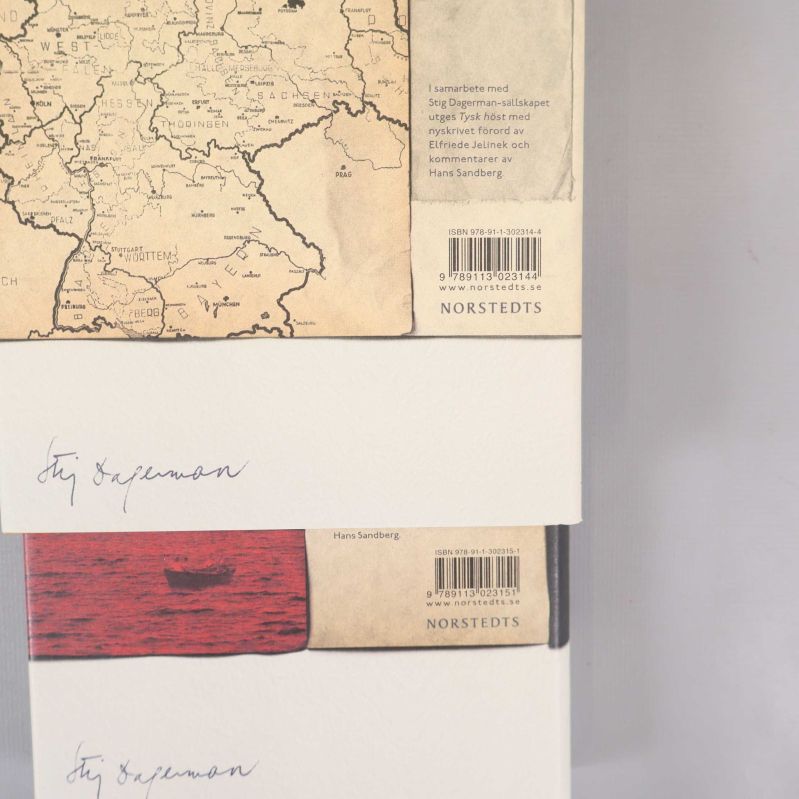 Närbild på ISBN-nummer på baksidan av båda böckerna