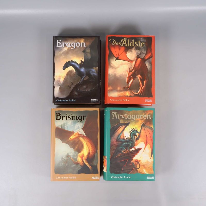 Fyra böcker ur Eragon-serien med drakmotiv på omslagen