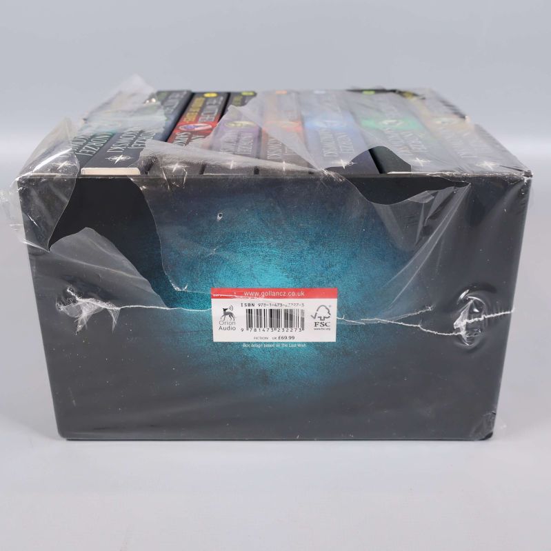 Undersidan av Witcher-boxen med streckkod och ISBN-etikett