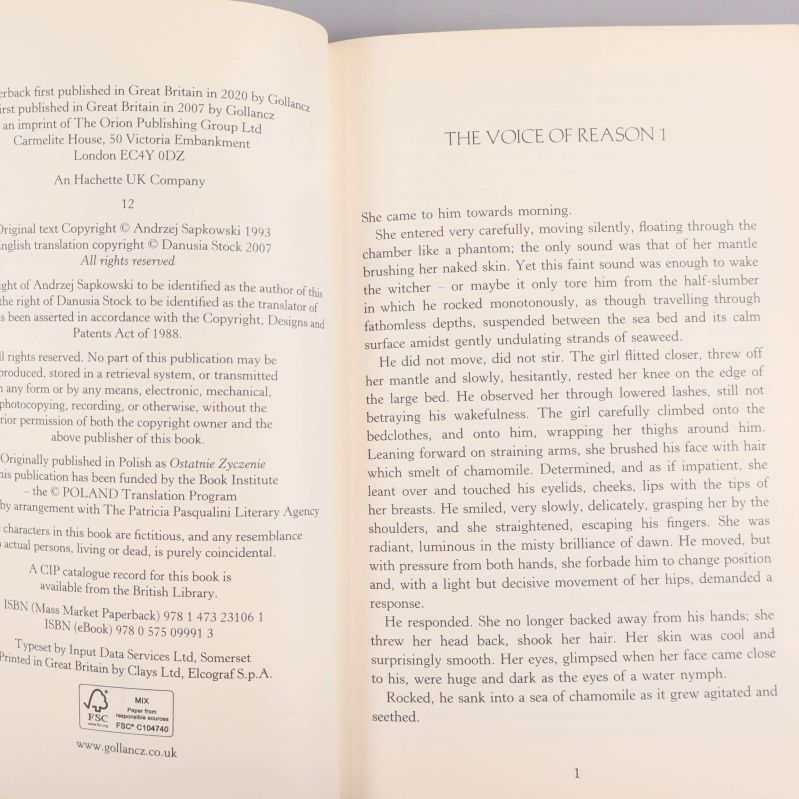 Uppslag i en The Witcher-bok, med publiceringsinformation och ISBN synligt