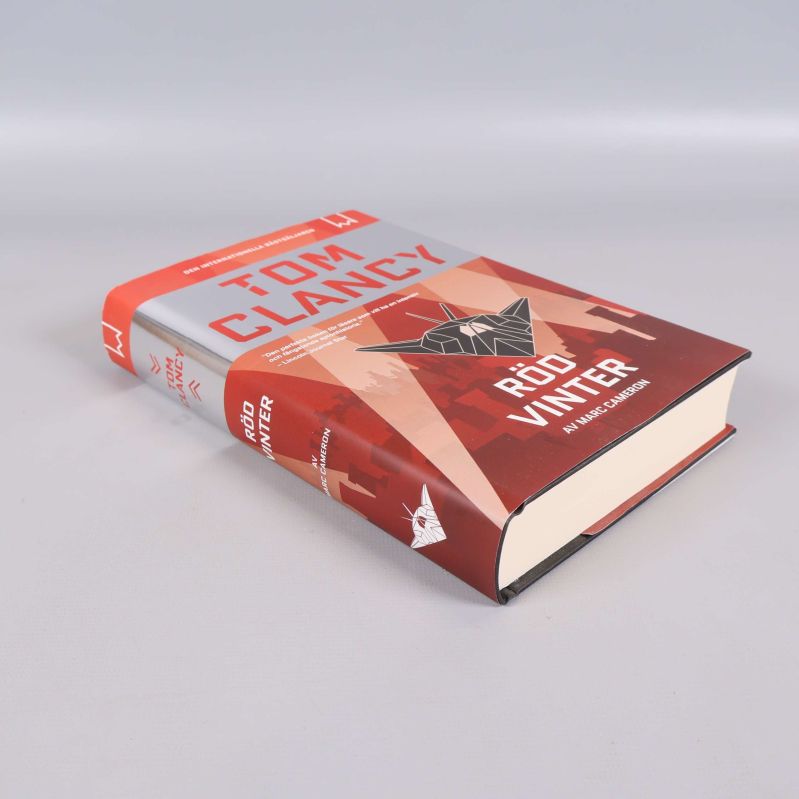 Röd vinter av Tom Clancy liggande på sidan, visar tjocklek och omslag