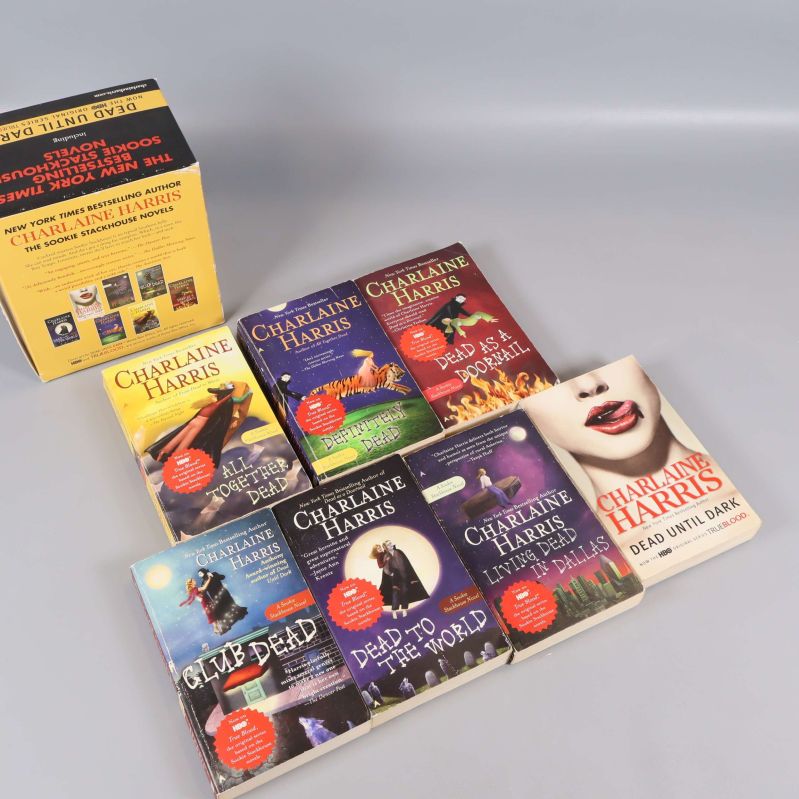 Sju böcker ur Sookie Stackhouse-serien upplagda bredvid boxen
