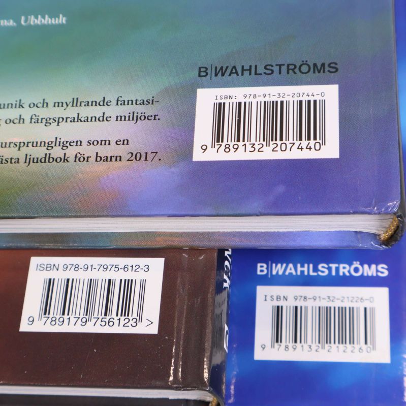 Närbild på ISBN och streckkoder på tre Musse & Helium-böcker
