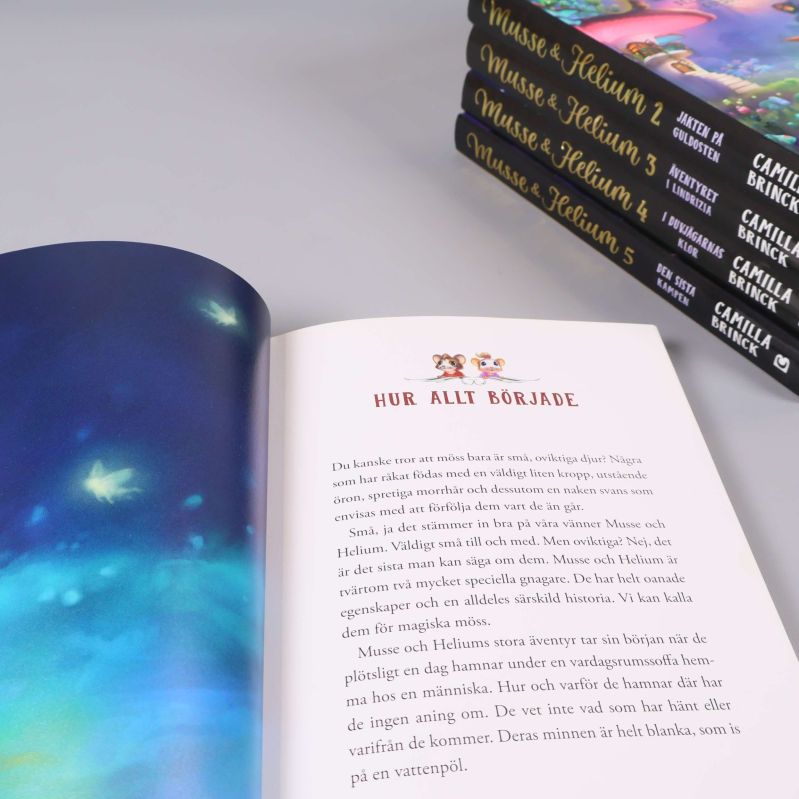 Uppslag med början av berättelsen i Musse & Helium, text och illustration