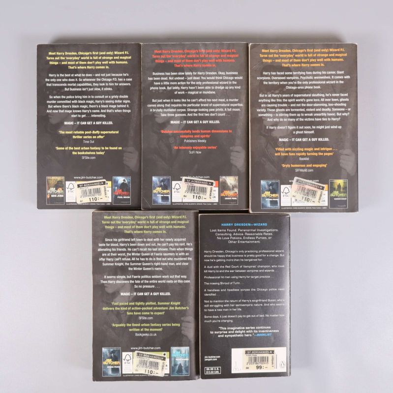 Baksidor av fem Dresden Files-pockets, inklusive text och streckkoder